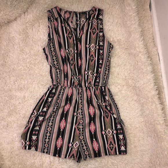 ✨Cute ‘Fashion Webb’ patterned Romper size L ✨ - Picture 1 of 3